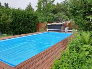 Ein Pool mit Abdeckung