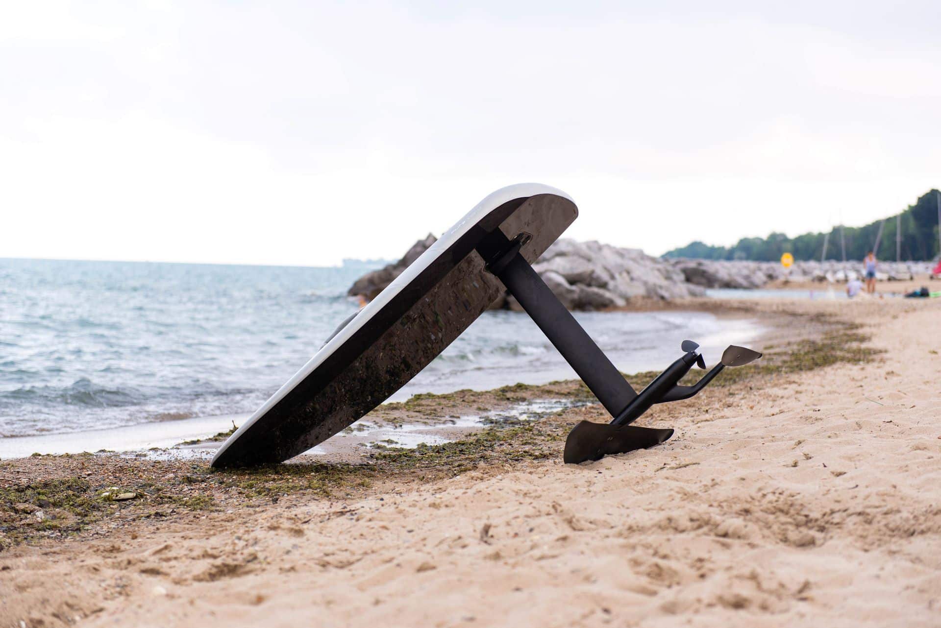 Efoil liegt am Strand vor dem Meer