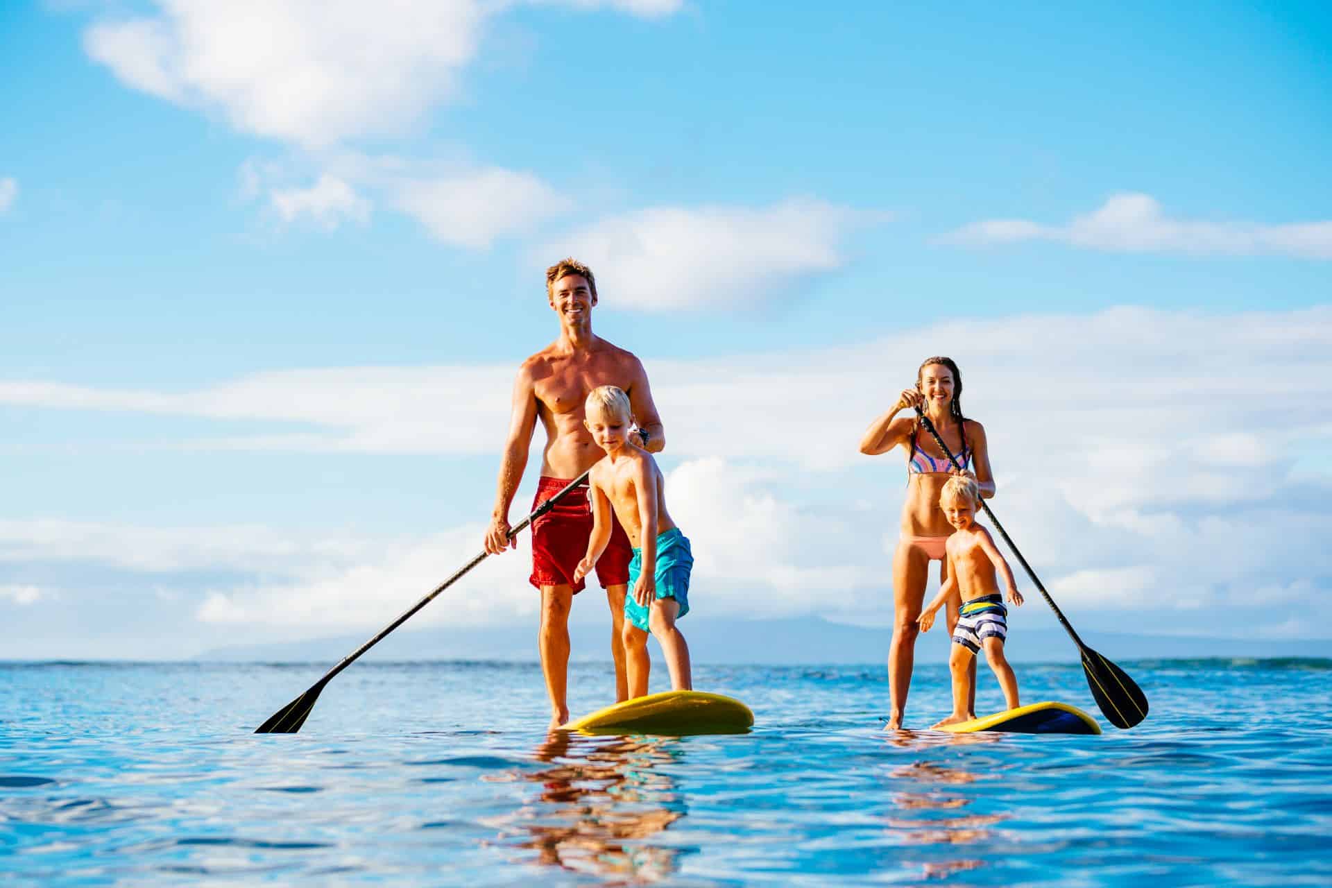 Familie auf Stand-up-Paddle-Boards im Meer