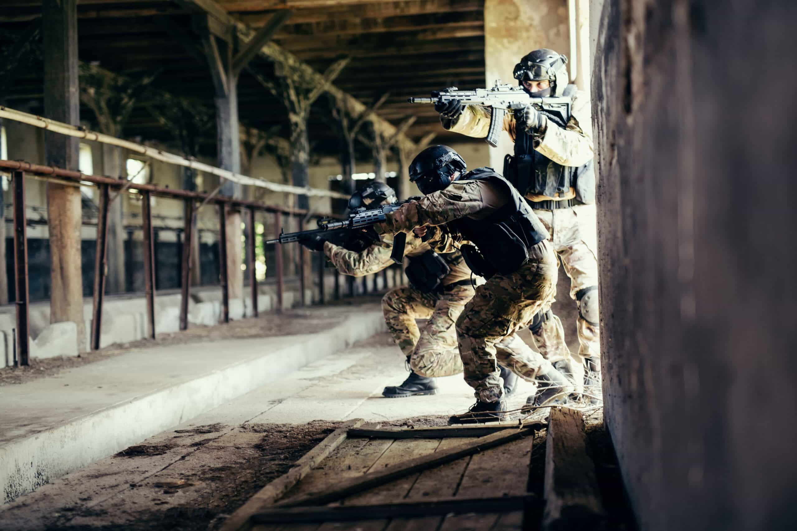 Airsoft-Soldat mit Gewehr beim Strikeball-Spiel.