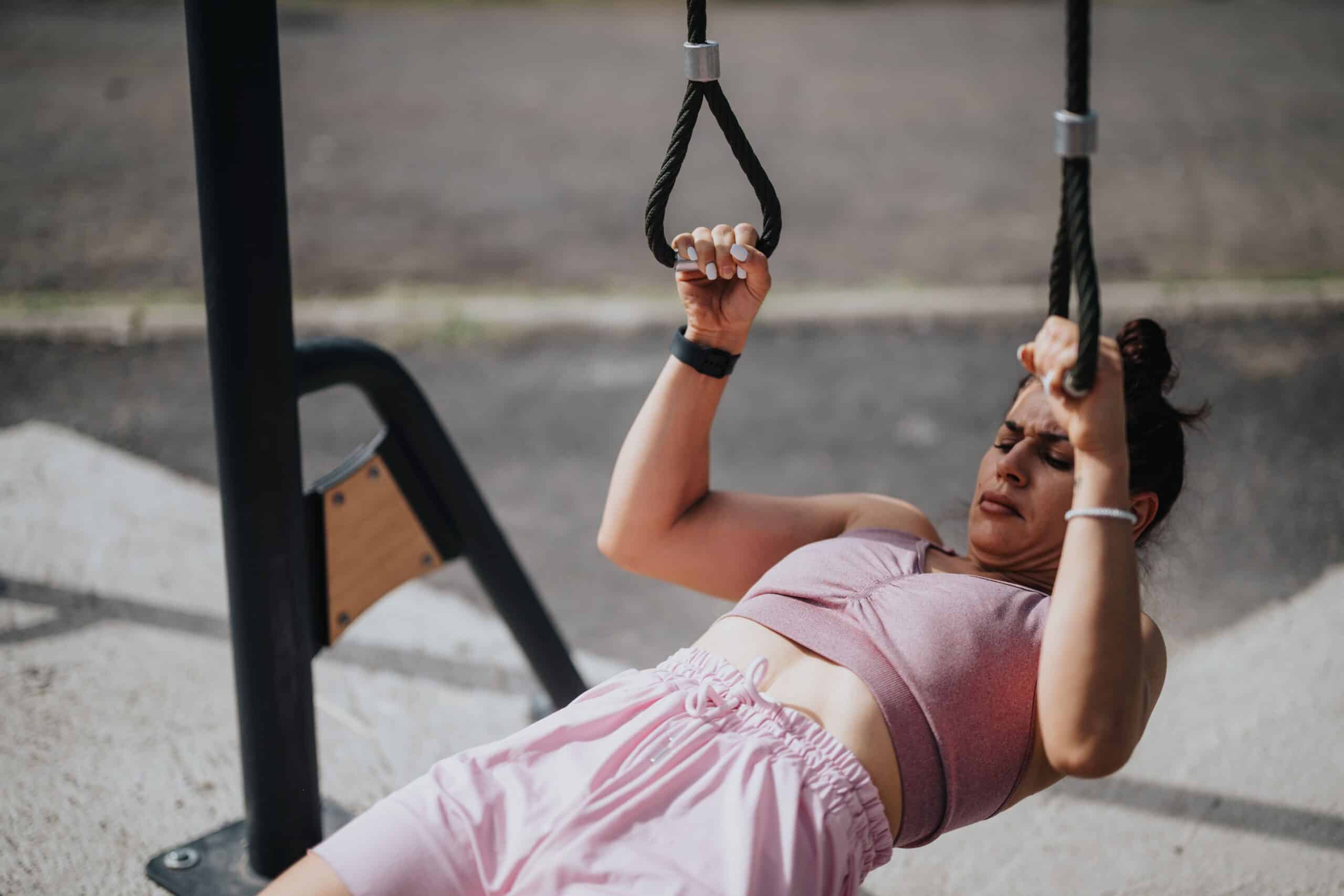 Frau trainiert in einem Outdoor-Gym