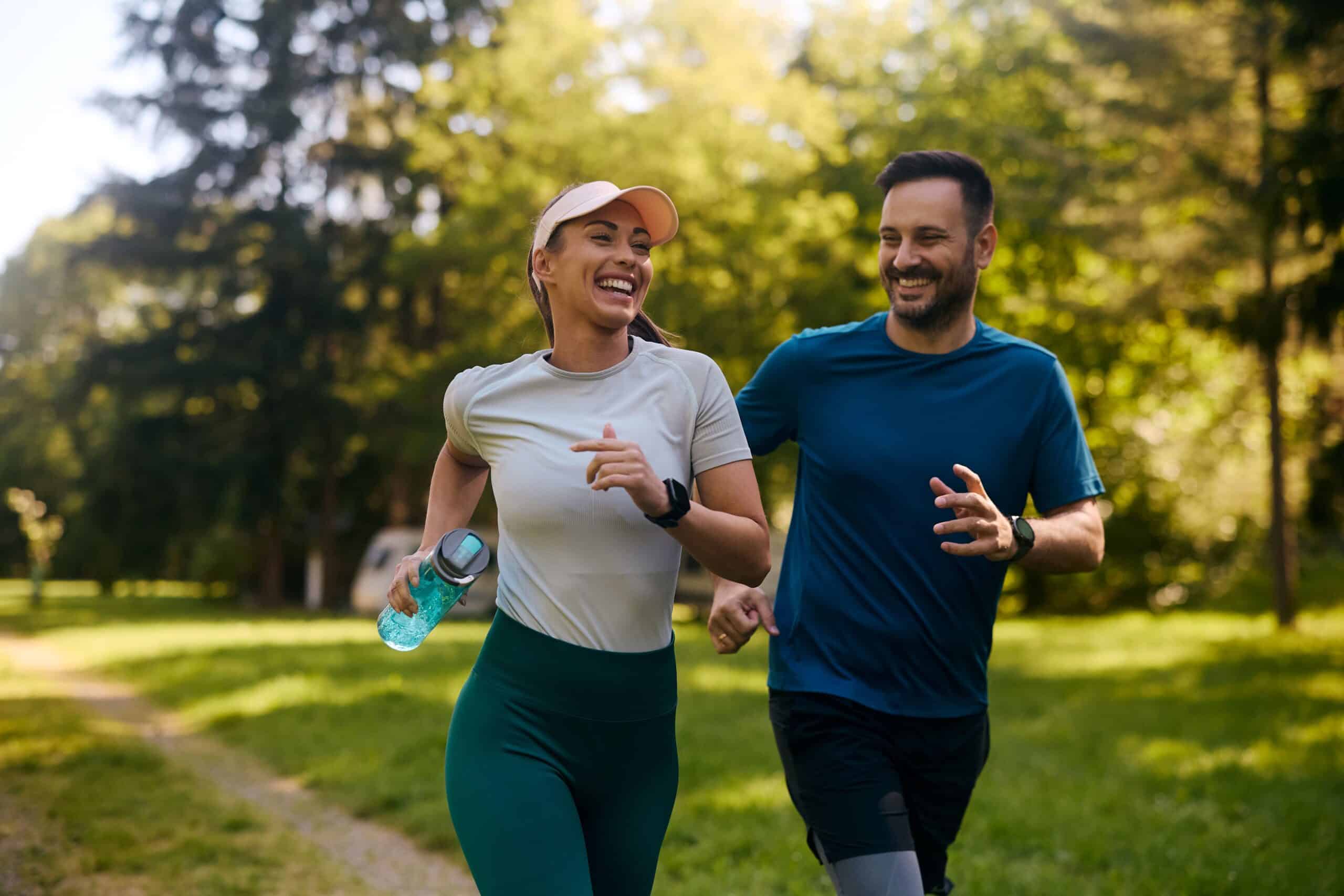 Ein Paar geht ist im Wald joggen.