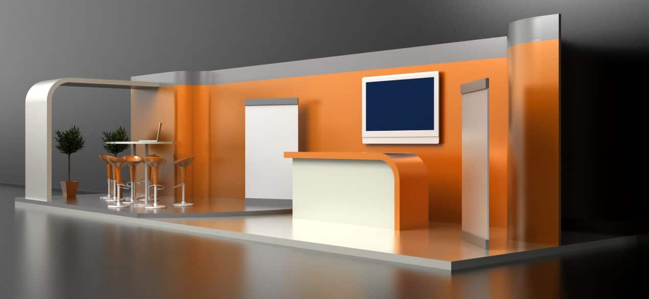 Messestand Set in Orange und Silber mit Theke, Sitzbereich und Bildschirm für eine professionelle Präsentation auf Messen