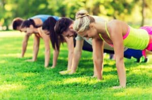 Team-Workout auf Rasenfläche | Stahlwandpool oval