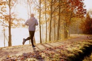 Alleinlauf durch Herbstwald für Pokale