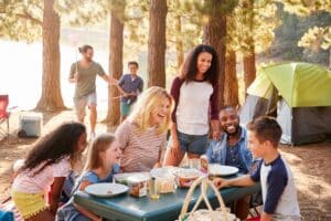 Gruppe von Menschen lacht beim Camping | Elfliq